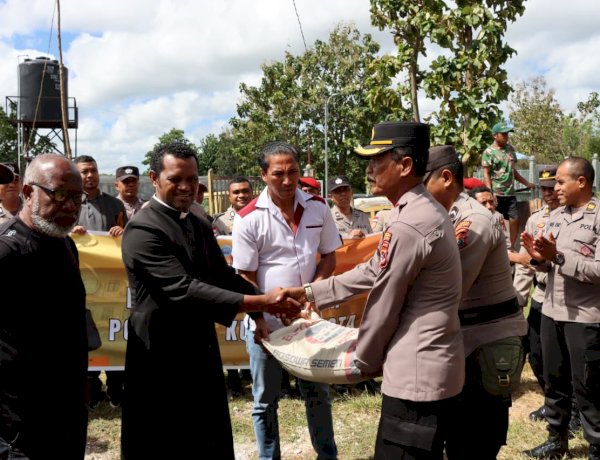 Wujud Nyata Kepedulian, Komunitas Katolik Polresta Kupang Kota Salurkan Bantuan untuk Kuasi Paroki Santo Petrus.