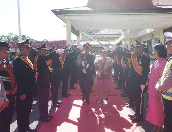 Kapolresta Kupang Kota Pimpin Wisuda Purna Bakti, Dua Perwira Dilepas dengan Tradisi Pedang Pora.