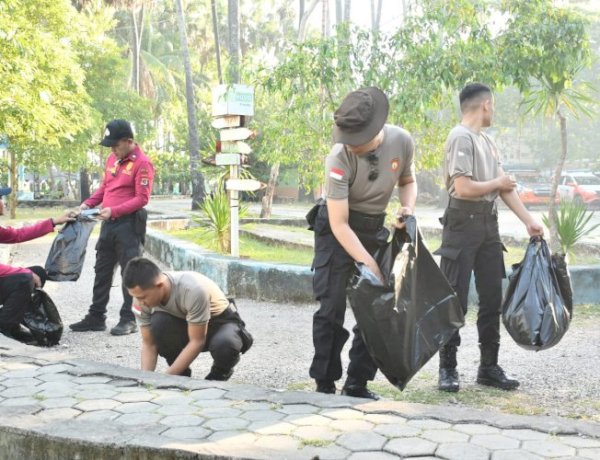 Polda NTT Gelar Bhakti Sosial di Wisata Pantai Lasiana, Wujudkan Gerakan ASRI Bersama Masyarakat.