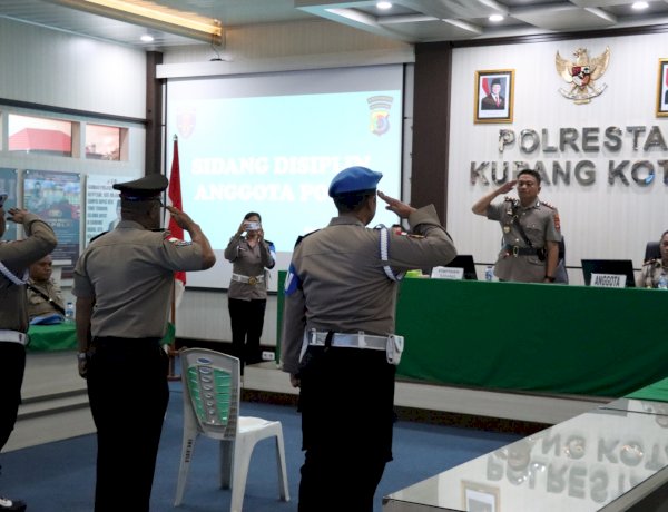 Tegakkan Disiplin, Polresta Kupang Kota Gelar Sidang Kode Etik dan Disiplin Terhadap Empat Personel.