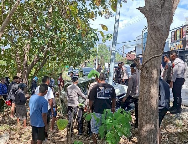 Sigap Evakuasi Mobil Kecelakaan Tunggal, Personel Samapta Polresta Kupang Kota Bantu Lancarkan Arus Lalu Lintas.