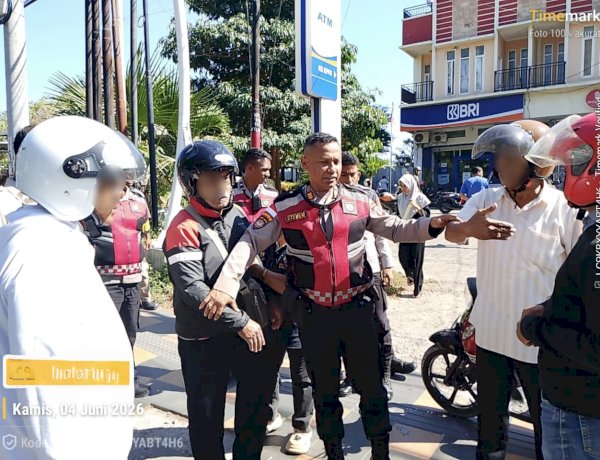 Selesaikan Laka Lantas dengan Kepala Dingin, Kasat Samapta Polresta Kupang Kota Berhasil Damaikan Dua Pengendara yang Sempat Tegang.