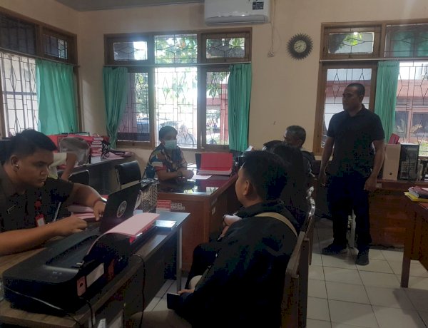Polsek Kota Lama Limpahkan Dua Tersangka Kasus Pengeroyokan ke Kejari Kota Kupang