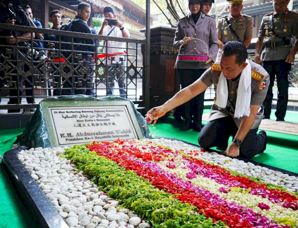 Jelang Hari Bhayangkara, Kapolri Ziarah ke Makam Gus Dur.