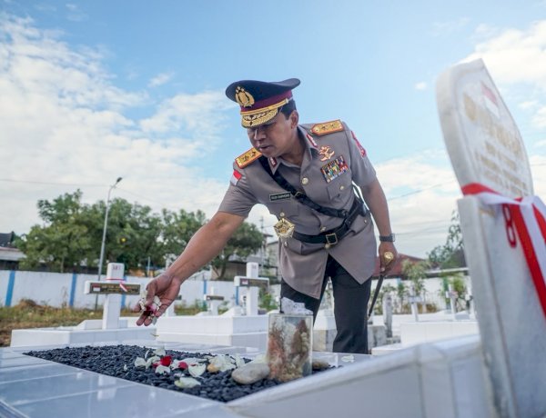 Kapolda NTT Pimpin Ziarah Rombongan Jelang Hari Bhayangkara ke-80 di TMP Dharma Loka, Kapolresta Kupang Kota: Teladani Semangat Pengabdian Para Pahlawan.