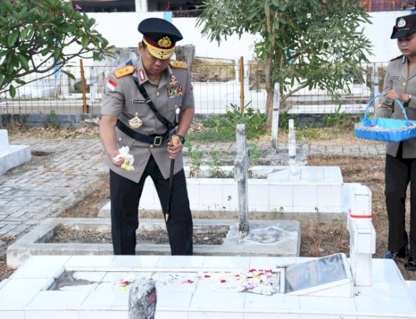 Polda NTT Gelar Upacara Ziarah Tabur Bunga di TMP Dharma Loka, Wujud Penghormatan kepada Jasa Para Pahlawan Jelang Hari Bhayangkara ke-80.