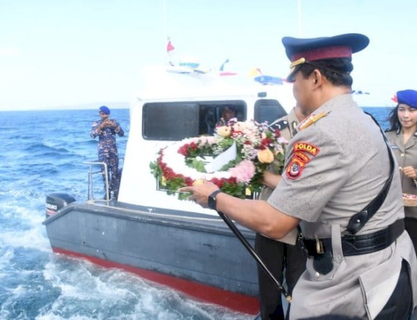 Peringati Hari Bhayangkara ke-80, Kapolda NTT Pimpin Upacara Tabur Bunga di Perairan Bolok Kupang.