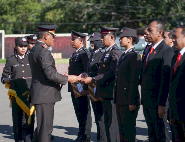 Kapolresta Kupang Kota Berikan Penghargaan kepada 24 Personel Berprestasi di Momen Hari Bhayangkara ke-80