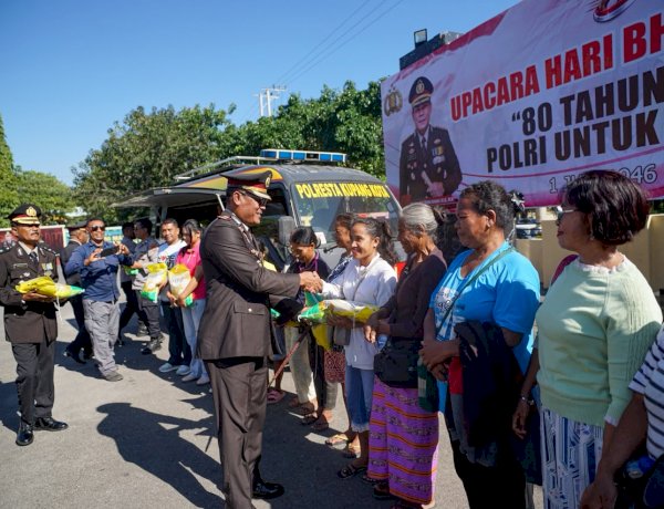 Polresta Kupang Kota Bagikan 500 Kilogram Beras Gratis untuk Warga pada Hari Bhayangkara ke-80