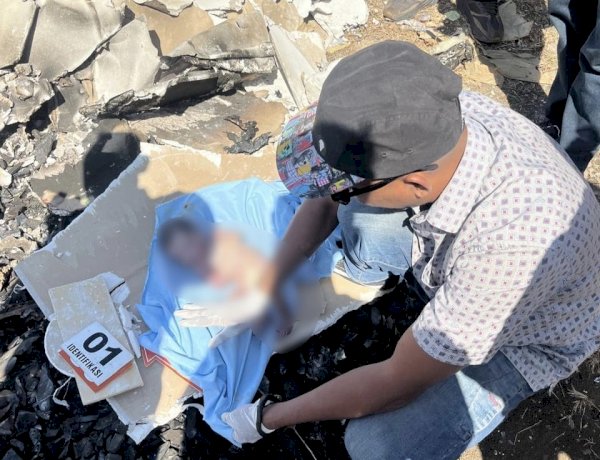 Bayi Perempuan Ditemukan Meninggal dalam Kantong Plastik, Kapolsek Kota Raja Pimpin Langsung Olah TKP.