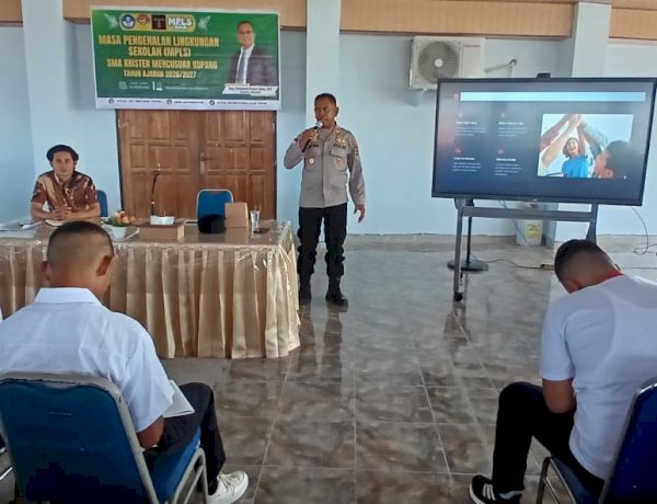 Tanamkan Kesadaran Hukum Sejak Dini, Kapolsek Kota Raja Jadi Pemateri MPLS di SMA Kristen Mercusuar Kupang.