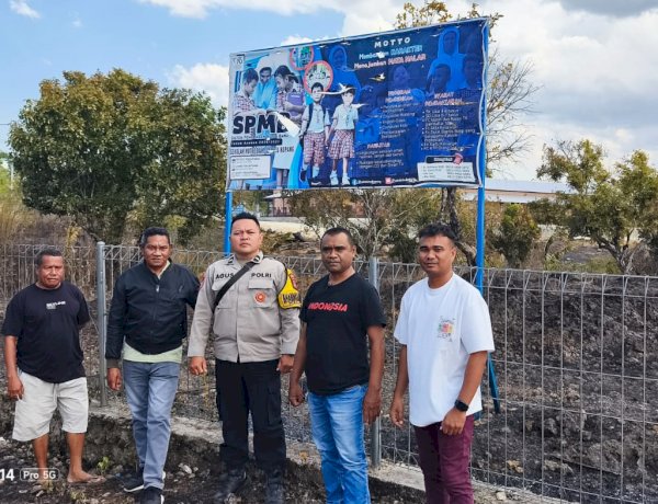 Bhabinkamtibmas Penkase Oeleta Sigap Bantu Padamkan Kebakaran Lahan di Halaman Sekolah Notredame