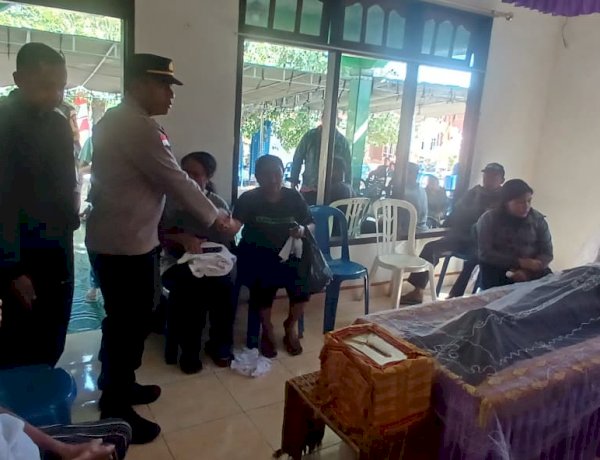 Polsek Kota Raja Hadir di Tengah Masyarakat, Kapolsek dan Personel Melayat ke Rumah Duka.