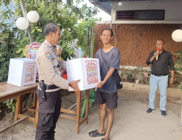 Bhabinkamtibmas Fontein Hadir dalam Penyaluran Bantuan untuk Korban Gempa Flores