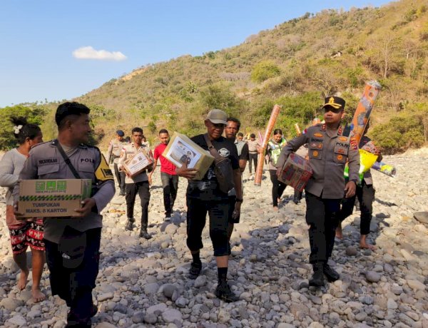 Polres Nagekeo berhasil Menembus Wilayah Terisolir di Kecamatan Aesesa Selatan untuk Menyalurkan Bantuan Kapolda NTT