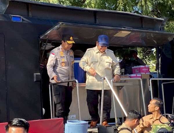 Presiden Prabowo Cek Dapur Lapangan Polri dan Water Treatment di Posko Pengungsian Danga