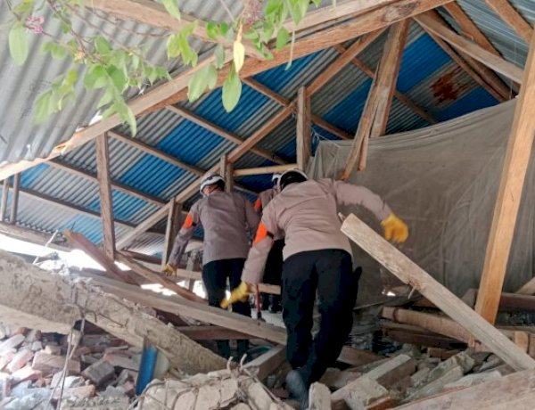 Tak Hanya Amankan Warga, Polisi Turun Langsung Selamatkan Barang Korban Gempa di Reok.