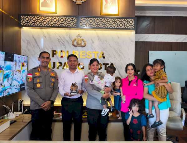 Kejutan Ibu Asuh Polwan Polresta Kupang Kota, Momen Haru Jelang HUT ke-78 Polwan RI.