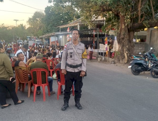Wujud Pelayanan Polri, Bhabinkamtibmas Amankan Rangkaian Penutupan Festival Budaya Oesapa Selatan.