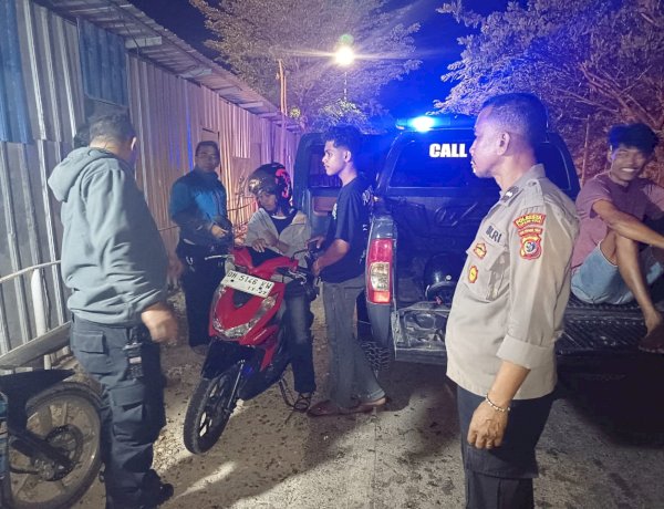 Polsek Maulafa Patroli Cipta Kondisi, Bantu Warga Alami Ban Gembos di Jalur 40. Kapolsek: Kehadiran Polri Adalah Pelayanan.