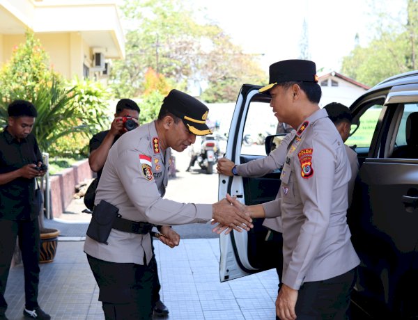 Wakapolda NTT Saat Asistensi di Polresta Kupang Kota: Layani Masyarakat dengan Tulus dan Rendah Hati.