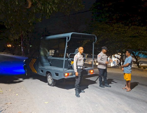 Cegah Gangguan Kamtibmas, Patroli Polsek Maulafa Imbau Humanis Pemuda Nongkrong Dini Hari di Oepura.