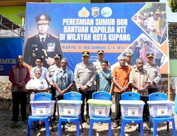 Resmikan Delapan Titik Sumur Bor, Kapolda NTT Salurkan Bansos kepada Warga Kelurahan Belo.