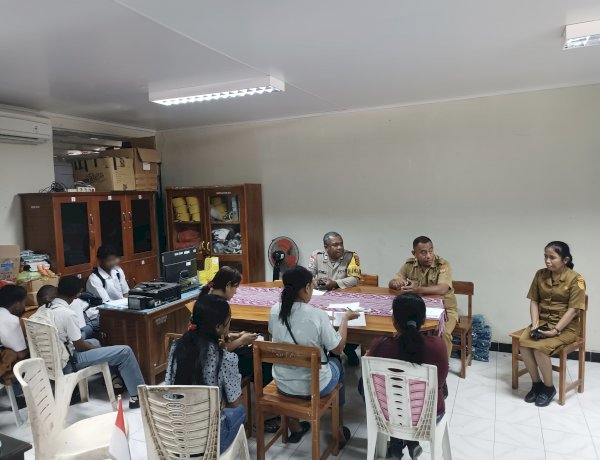 Pasca Tawuran Pelajar, Bhabinkamtibmas Naikoten I Sambangi SMKN 5 Kupang, Dorong Pembinaan dan Sinergi Sekolah.