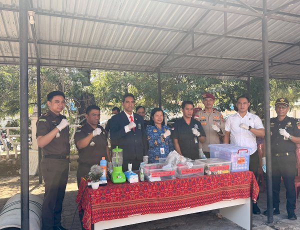 Musnahkan 551 Sajam dan 821 Slof Rokok Ilegal, Kejari dan Polresta Kupang Kota Pastikan Penegakan Hukum Tuntas dan Barang Bukti Tak Disalahgunakan.