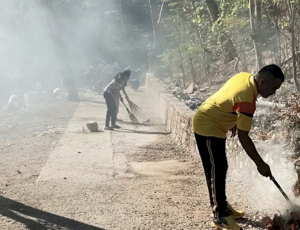 Ibadah Karya Perempuan GMIT, Bhabinkamtibmas Mantasi Bersama Warga Peduli Kebersihan Bantaran Kali Dendeng.