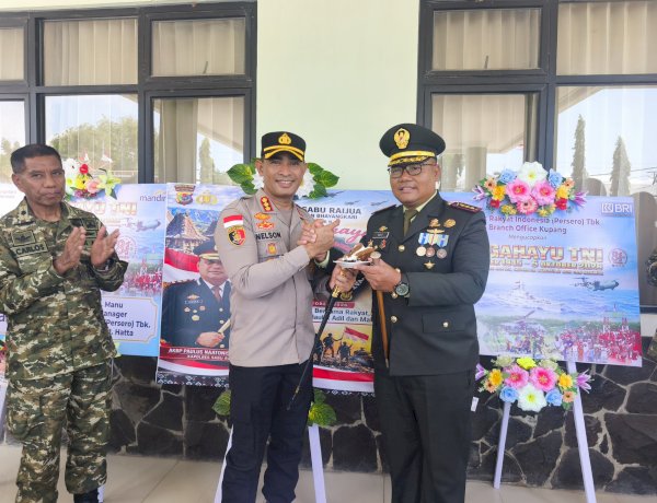 HUT TNI, Polresta Kupang Kota Berikan Tumpeng dan Kue Ulang Tahun, Kapolresta Kombes Nelson: Sinergitas Jadi Kekuatan Jaga Keamanan.