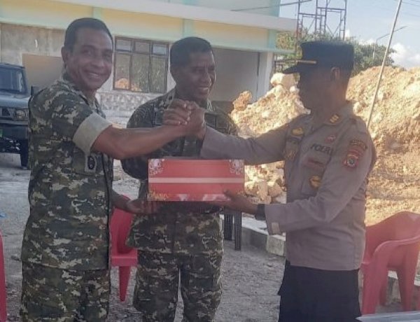 Silaturahmi dan Berikan Kue Ulang Tahun, Kapolsek Kota Lama Teguhkan Kebersamaan TNI-Polri.