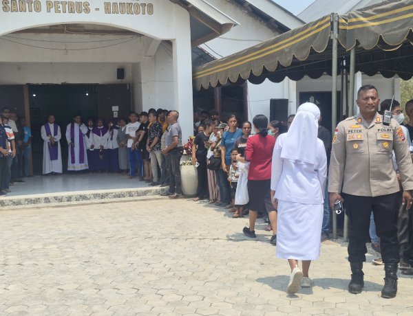 Polsek Maulafa Kawal Pengantaran Jenazah Romo Yakobus Longa menuju Gereja St. Petrus Haukoto.