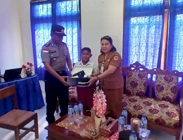 Tergerak Melihat Siswa Bersekolah Pakai Sandal, Kapolsek Kota Raja Berikan Bantuan Sepatu Sekolah.