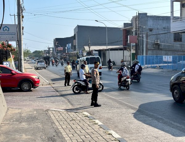 Kapolresta Kupang Kota Hadir di Jalan, Pastikan Lalu Lintas Pagi Lancar dan Pelajar Aman ke Sekolah.