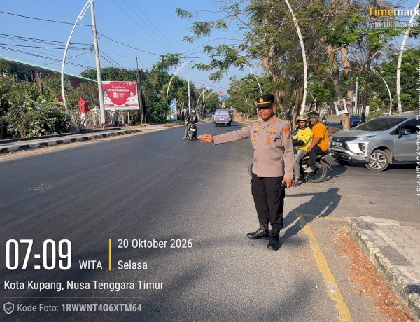 Kapolsek Kota Raja AKP Frids Mada Lakukan Pengaturan Arus Lalu Lintas di Jalan Frans Seda