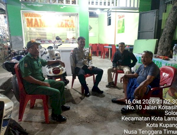 Patroli Malam Bersama Lurah, Bhabinkamtibmas Bonipoi Ajak Warga Jaga Kamtibmas Tetap Kondusif.