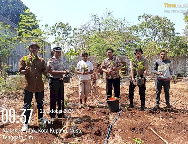 Bersama Personel dan Masyarakat, Kapolsek Alak Manfaatkan Lahan Kosong untuk Dukung Ketahanan Pangan.
