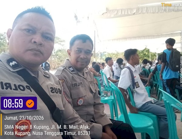 Dukung Pelestarian Budaya, Bhabinkamtibmas Penkase Oeleta Amankan Lomba Dies Natalis SMA Negeri 8 Kupang.