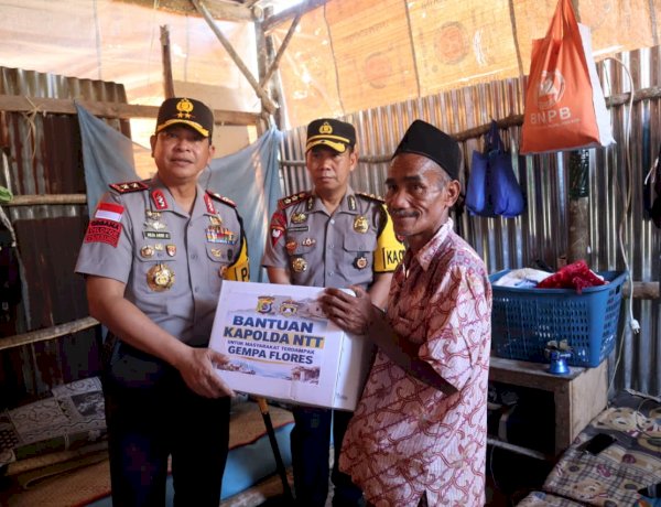 Kapolda NTT Irjen Pol. Reza Arief Dewanto Sambangi Warga Terdampak Gempa di Manggarai Barat, Salurkan Bantuan Kemanusiaan.