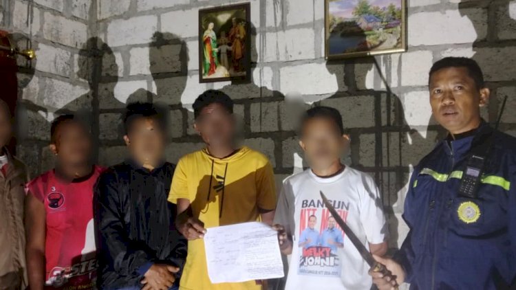 Redam-Aksi-Pengancaman-Akibat-Miras,-Bhabinkamtibmas-Manulai-II-Tempuh-Jalur-Mediasi-Secara-Kekeluargaan.