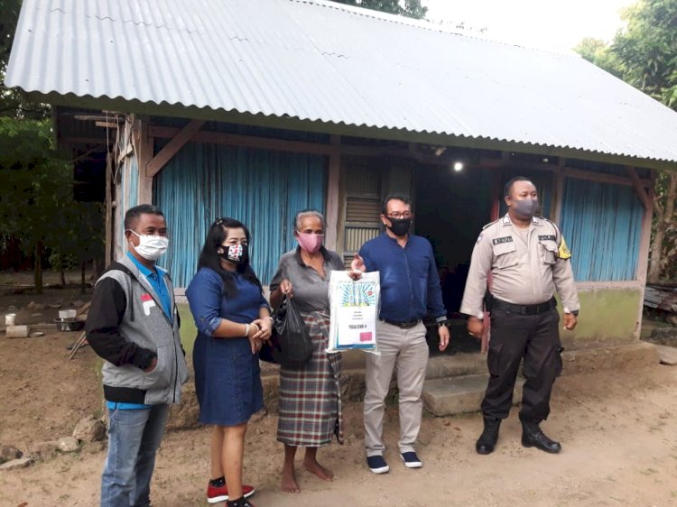 Bhabinkamtibmas Kelurahan Kolhua Bersama Tim Bintang Flobamora Tupperware Bagi Masker dan Bantuan Kepada Warga Kurang Mampu