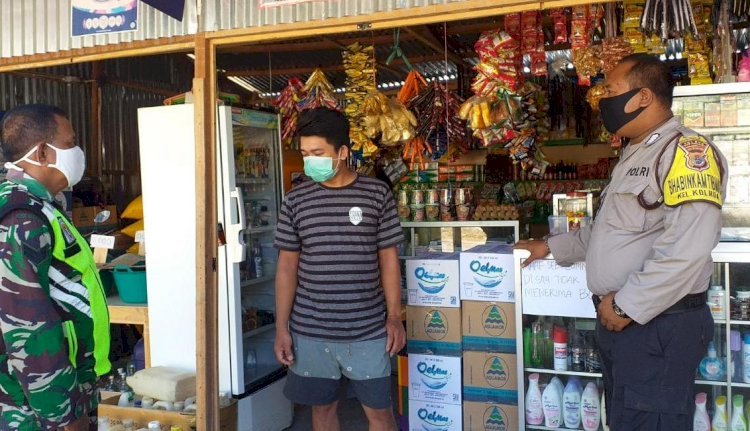 Bhabinkamtibmas Bersama Babinsa Kelurahan Kolhua Berikan Imbauan Kepada Warga Agar Mengikuti Anjuran Pemerintah Dalam Mencegah Penyebaran Virus Corona
