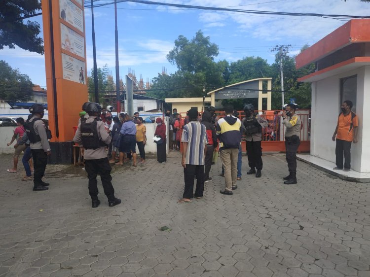Personil Polsek Oebobo Awasi Kegiatan Pembagian BST (Bantuan Sosial Tunai) Di Kantor Pos Kupang