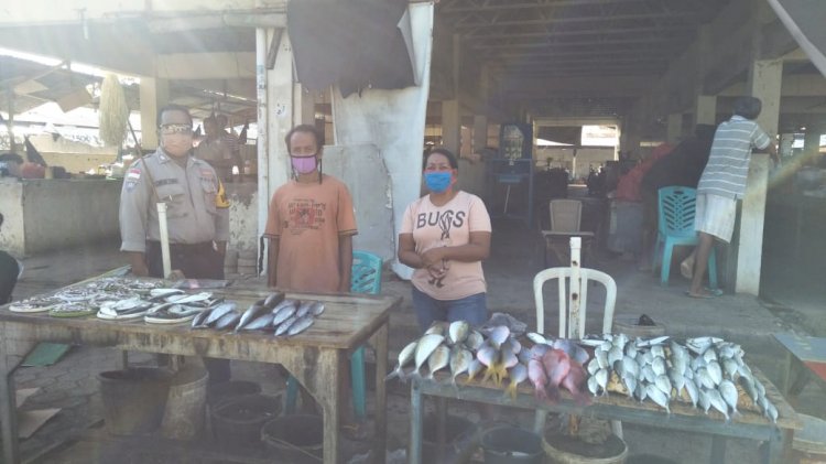 Imbauan Cegah Virus Corona, Bhabinkamtibmas Kelurahan Kuanino Sambangi Pasar Kuanino