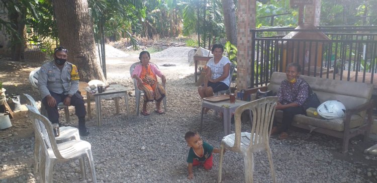 Gencar Sampaikan New Normal, Bhabinkamtibmas Kelurahan Bakunase II Beri Himbauan Warga Binaanya