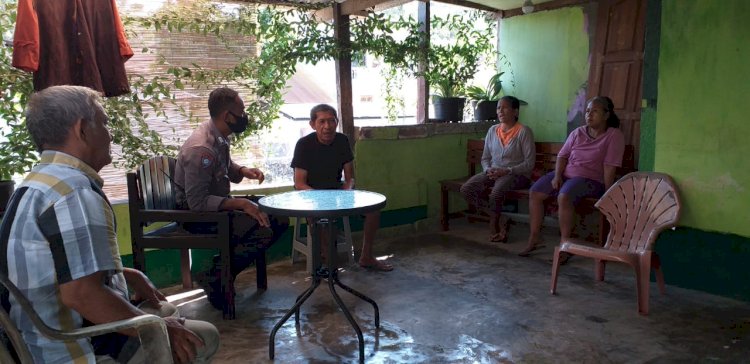 Bhabinkamtibmas Kelurahan Fontein Sambangi Warganya Untuk Sosialisasikan Adaptasi Kebiasaan Baru