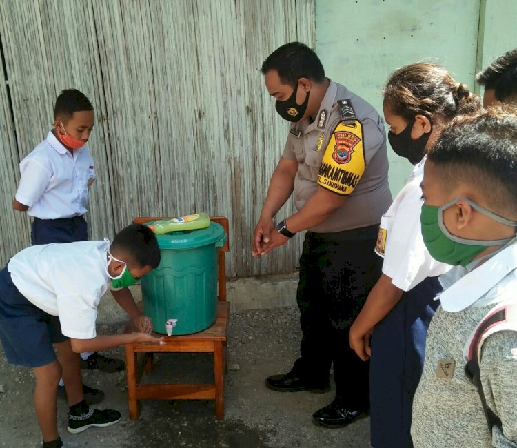 Cegah Virus Corona, Bhabinkamtibmas Kelurahan Sikumana Ajarkan Siswa SMP Negeri 12 Kupang Cara Mencuci Tangan yang Benar