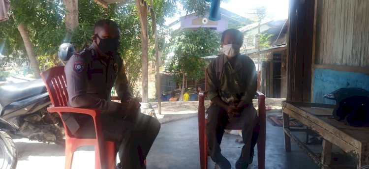 Laksanakan Sambang Secara Door To Door, Bhabinkamtibmas Kelurahan Oetete Beri Himbauan Terkait Protokol Kesehatan
