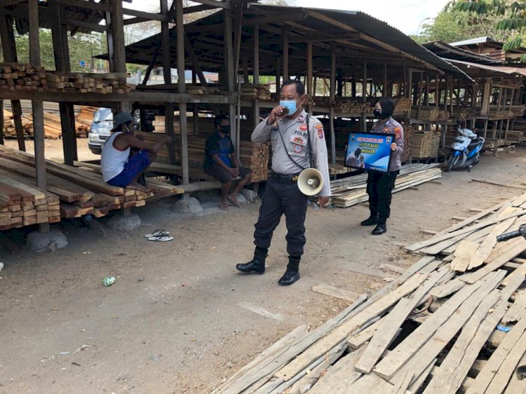 Cegah Penyebaran Covid 19 Sat Binmas Polres Kupang Kota Laksanakan Himbauan Kepada Warga